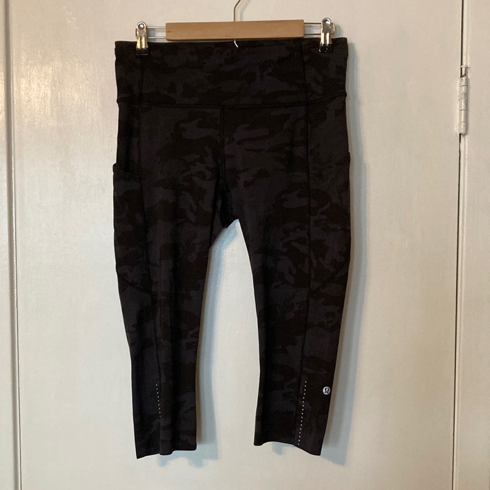 lululemon athletica black and grey camo ankle length gym leggings